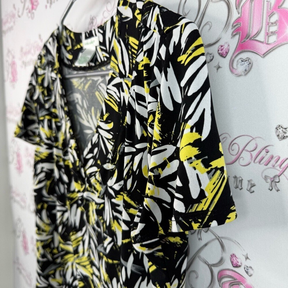 Laura Ashley T-shirt abstract Black and Yellow Floral V-Neck Top - Picture 4 of 11